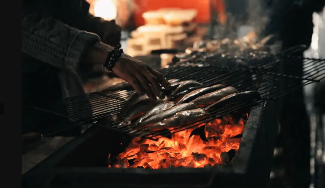 “鱼王”上炭火，“白色黄金”成筐卖：Dieppe人吃海鲜有多疯狂？